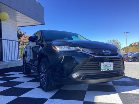 Used 2022 Toyota Venza LE image 3