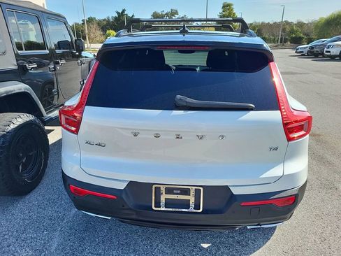 Used 2019 Volvo XC40 T4 R-Design image 4