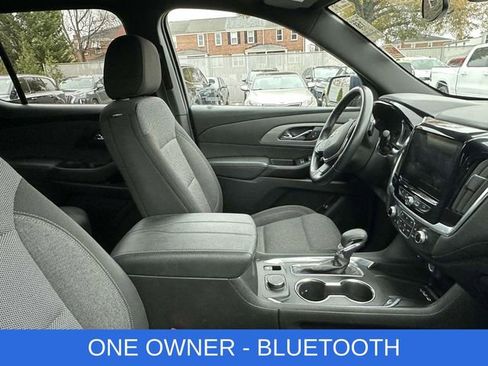 Used 2023 Chevrolet Traverse LT image 2