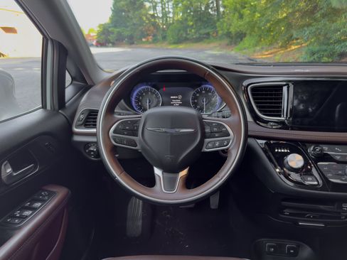Used 2017 Chrysler Pacifica Limited FWD image 6