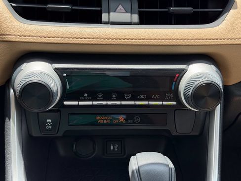 Used 2019 Toyota RAV4 LE FWD image 32