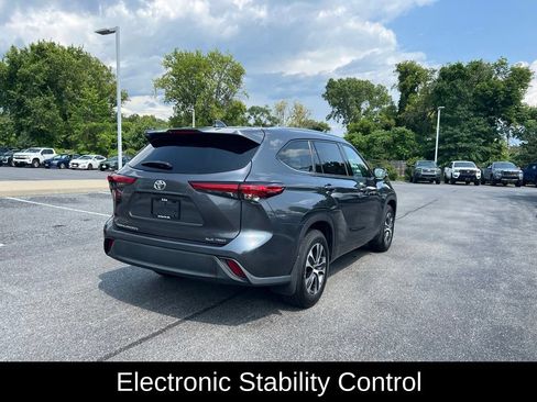 Used 2020 Toyota Highlander XLE AWD/4WD image 12