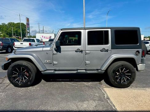 Used 2018 Jeep Wrangler Unlimited Sahara AWD/4WD image 5