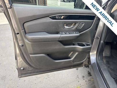 Used 2025 Honda Pilot Touring image 18