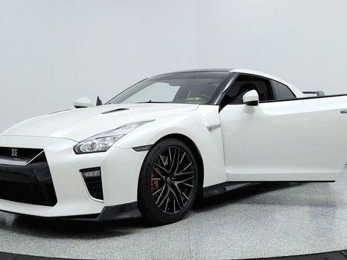 Used 2021 Nissan GT-R Premium image 9
