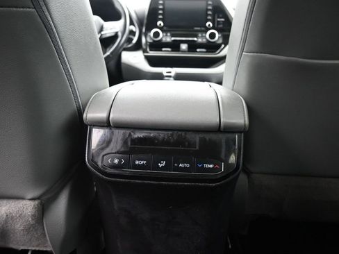 Used 2021 Toyota Highlander XLE AWD/4WD image 38