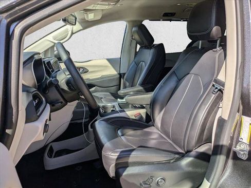 Used 2023 Chrysler Pacifica Touring-L image 17
