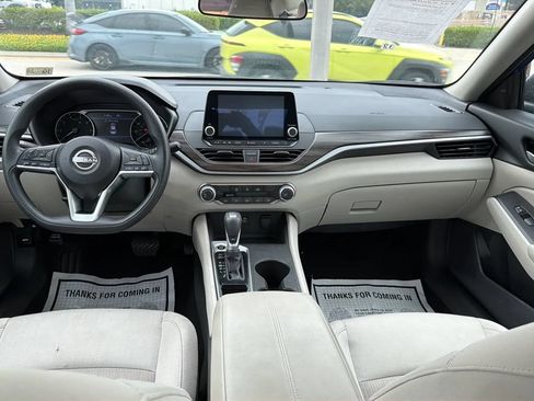 Used 2025 Nissan Altima 2.5 SV FWD image 8