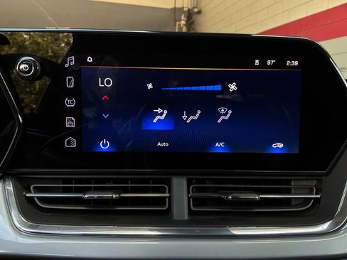 Used 2025 Chevrolet Trax LT FWD image 28