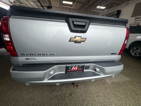 Used 2011 Chevrolet Avalanche LS w/ Convenience Package AWD/4WD image 6