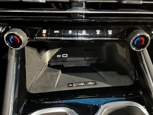 Used 2025 Chevrolet Traverse LT image 40