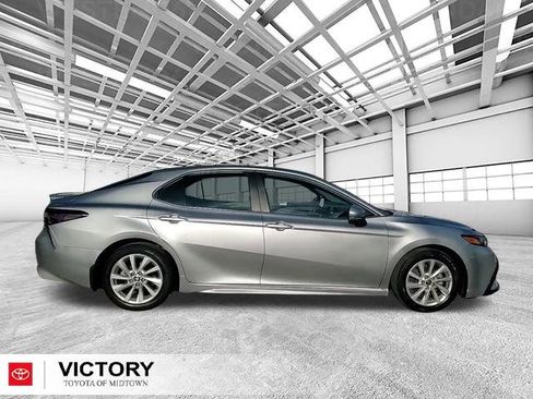 Used 2023 Toyota Camry SE image 2