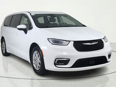 Used 2023 Chrysler Pacifica Touring-L FWD image 1