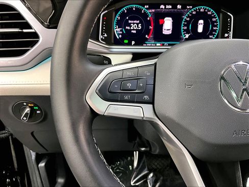 Used 2025 Volkswagen Taos SEL image 21