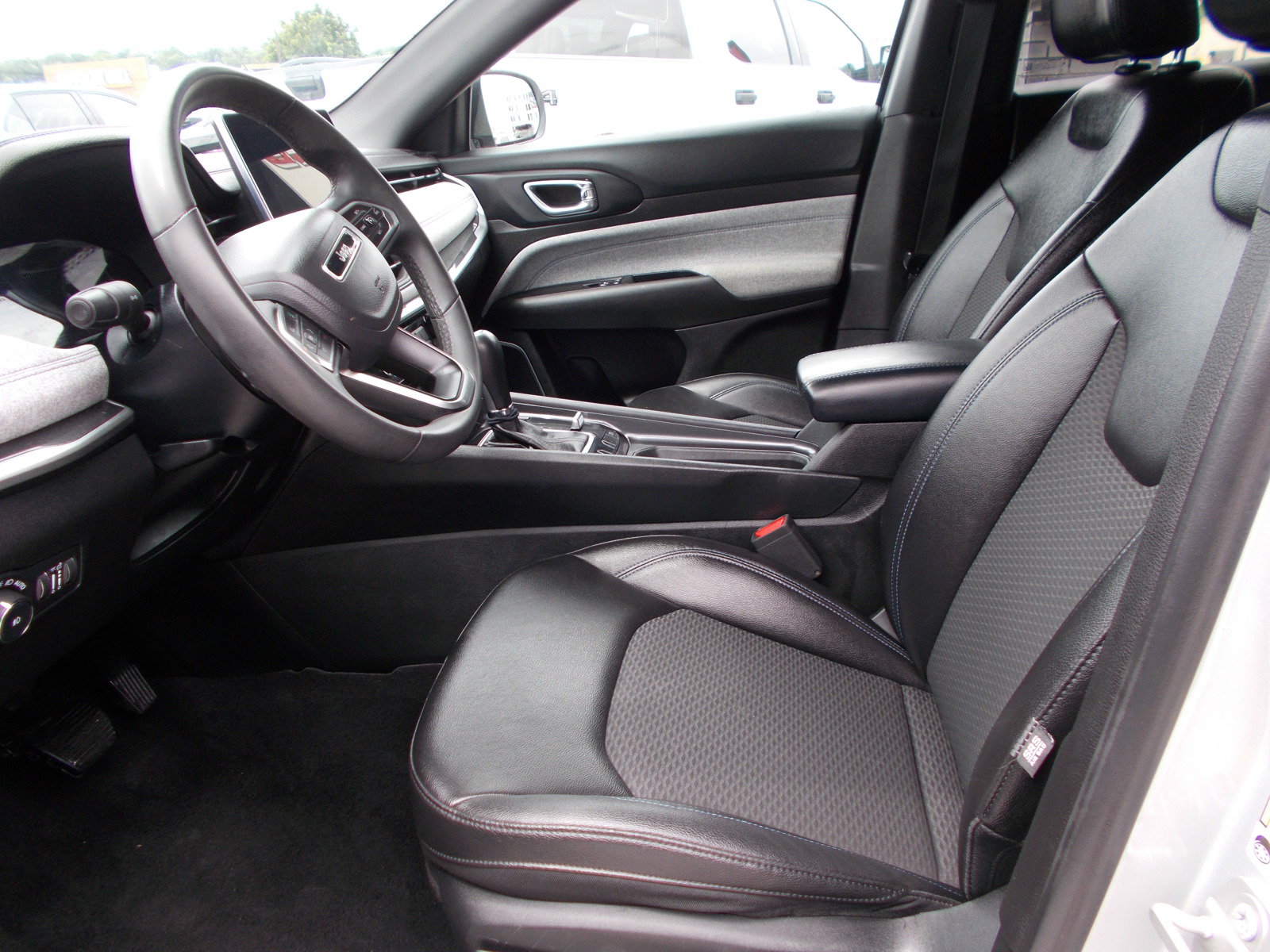 Used 2024 Jeep Compass Latitude AWD/4WD image 11