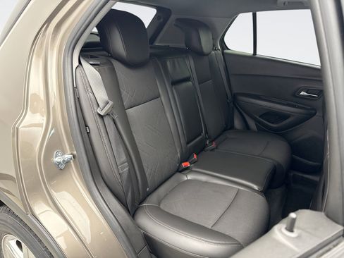 Used 2022 Chevrolet Trax LT w/ LT Convenience Package image 16