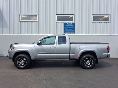 Used 2017 Toyota Tacoma SR5 w/ Tow Package AWD/4WD image 2