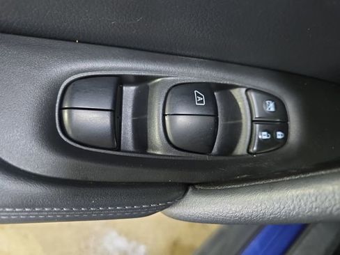 Used 2018 Nissan Rogue SV w/ Premium Package image 28