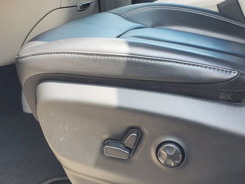 Used 2023 Chrysler Pacifica Touring-L AWD/4WD image 6