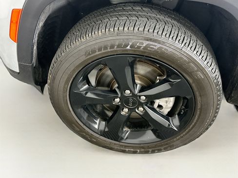 Used 2023 Jeep Grand Cherokee L Laredo RWD image 11