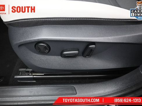 Used 2025 Volkswagen Taos SE FWD image 22