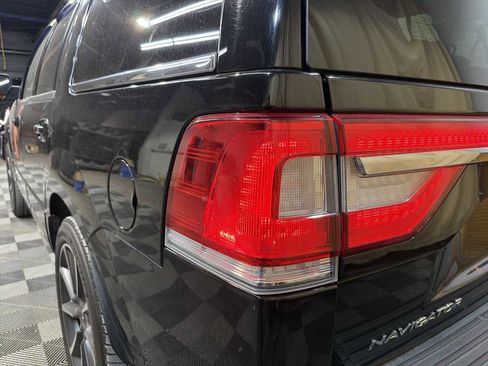 Used 2017 Lincoln Navigator Reserve image 9
