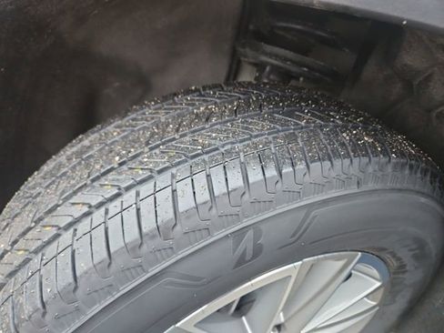 Used 2023 Chevrolet Traverse LT image 28