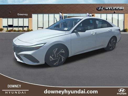Certified 2025 Hyundai Elantra SEL FWD image 1