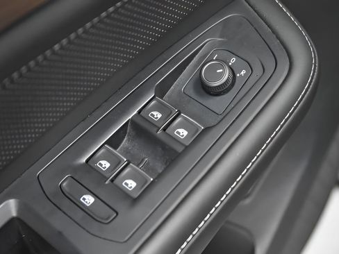 Used 2025 Volkswagen Atlas SE AWD/4WD image 17