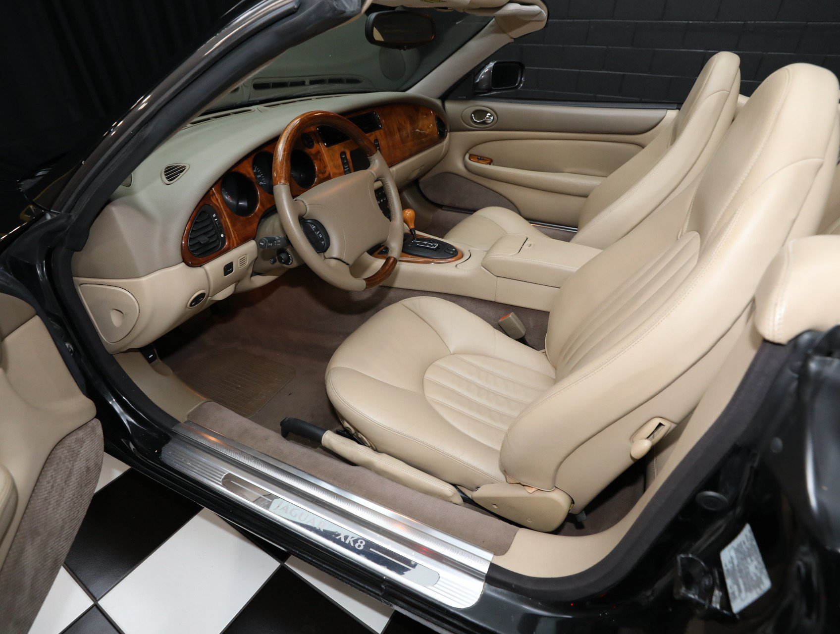 Used 2000 Jaguar XK8 Convertible RWD image 3