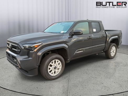 Certified 2025 Toyota Tacoma SR5 AWD/4WD image 2