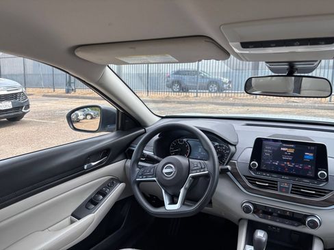 Used 2025 Nissan Altima 2.5 SV FWD image 33