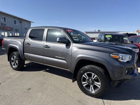 Used 2017 Toyota Tacoma TRD Sport AWD/4WD image 10