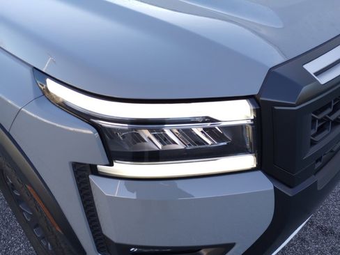 Used 2025 Nissan Frontier PRO-4X image 24