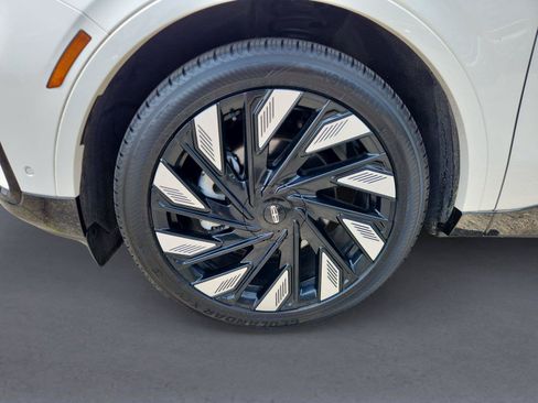 Used 2024 Lincoln Nautilus Reserve w/ Equipment Group 202A AWD/4WD image 9