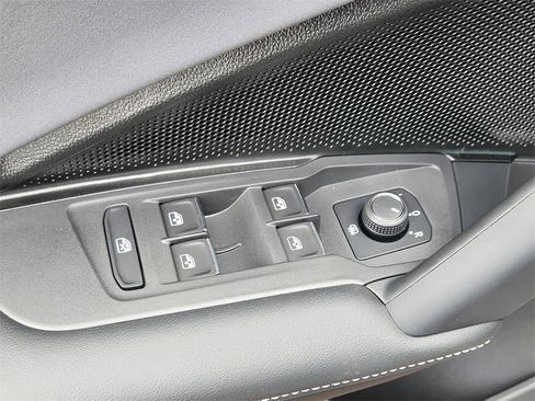 New 2025 Volkswagen Tiguan SE image 10