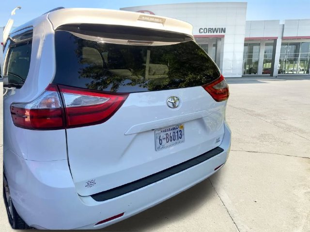 Used 2017 Toyota Sienna LE AWD/4WD image 37