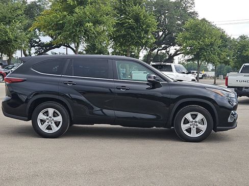 Used 2025 Toyota Highlander LE FWD image 6