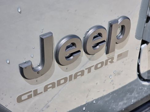 Used 2025 Jeep Gladiator Sport AWD/4WD image 8