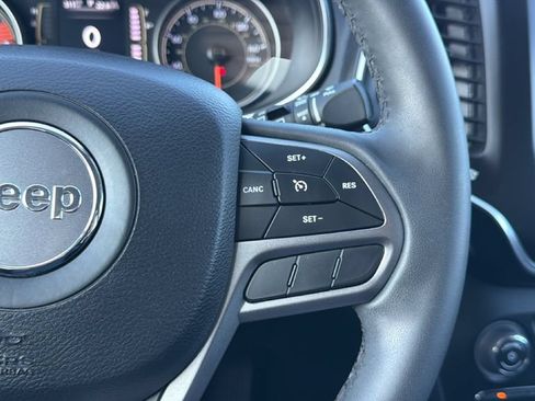 Used 2020 Jeep Cherokee Latitude Plus FWD image 19