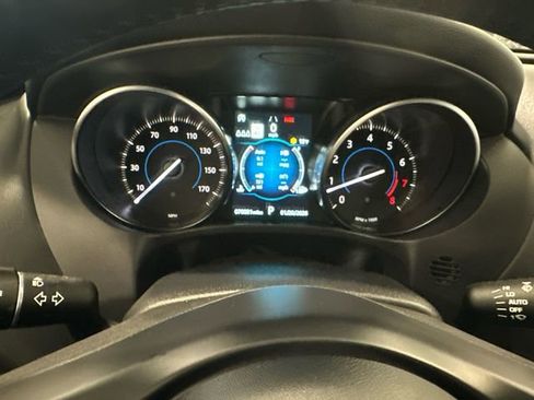 Used 2020 Jaguar F-PACE Premium image 19