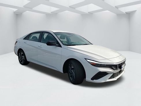New 2025 Hyundai Elantra SEL image 3