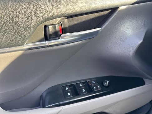 Used 2018 Toyota Camry L image 17