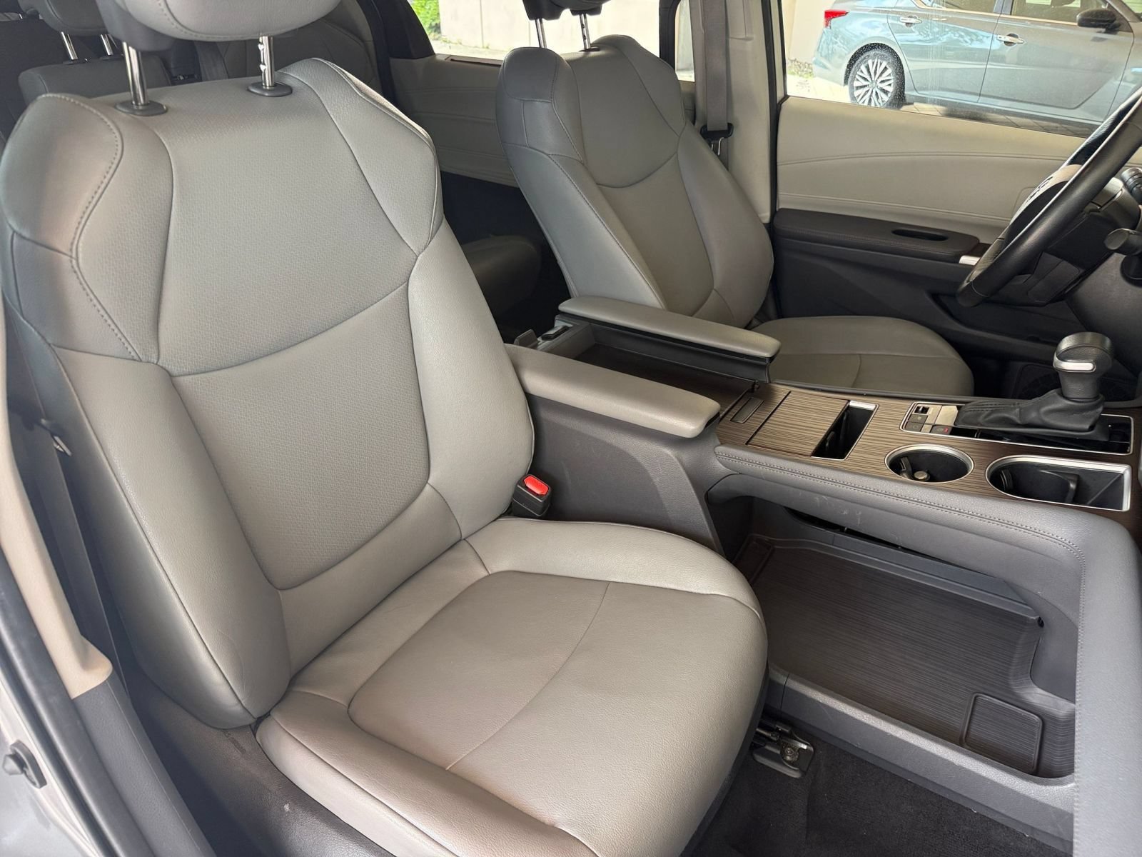 Used 2024 Toyota Sienna XLE FWD image 38
