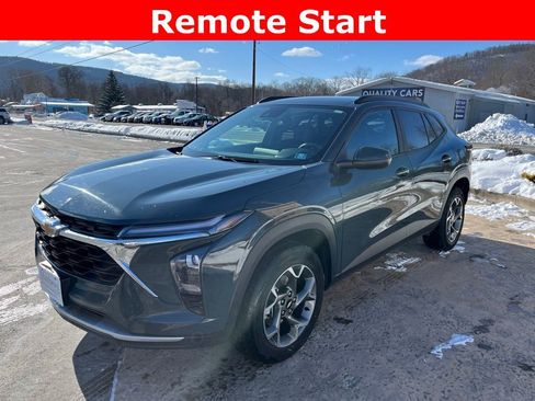 Used 2025 Chevrolet Trax LT image 1