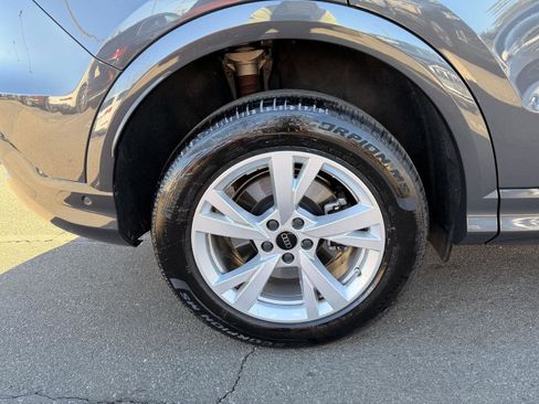 Used 2025 Audi Q5 Premium w/ Convenience Package image 9