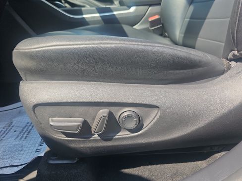 Used 2021 Toyota Highlander XLE AWD/4WD image 13