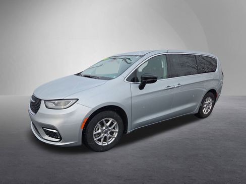 Used 2024 Chrysler Pacifica Touring-L image 8