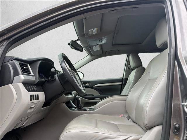 Used 2014 Toyota Highlander XLE AWD/4WD image 13