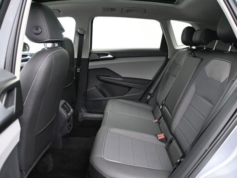 Used 2023 Volkswagen Taos SE w/ Panoramic Sunroof Package image 9